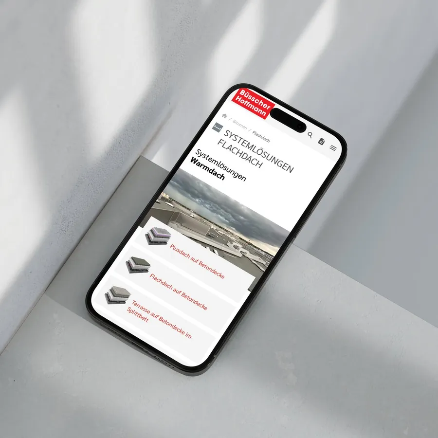 Website von Büsscher & Hoffmann auf einem Smartphone