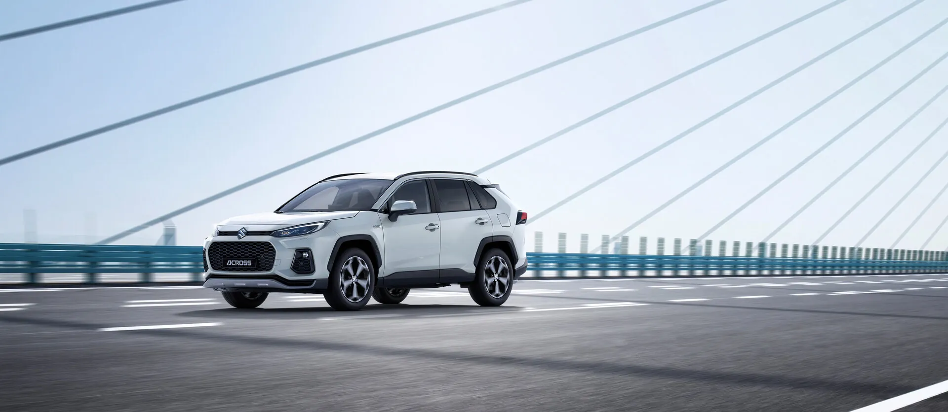 Suzuki Across Plug-in Hybrid auf einer Brücke